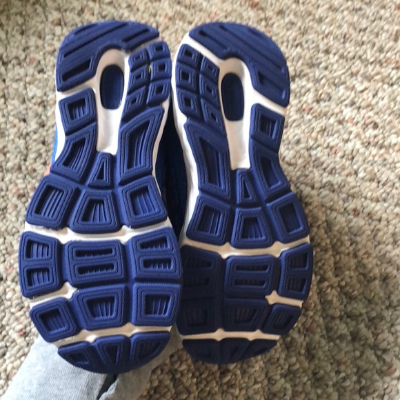 Gently used boy’s new balance sneakers - Picture 4 of 4
